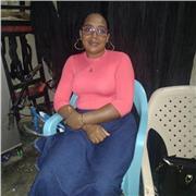 Profesora de matemáticas imparte clase a niños de 5 a 12 años